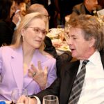 Martin Short et Meryl Streep assistent joyeusement au spectacle de Broadway ensemble Martin Short et Meryl Streep assistent joyeusement au spectacle de Broadway ensemble