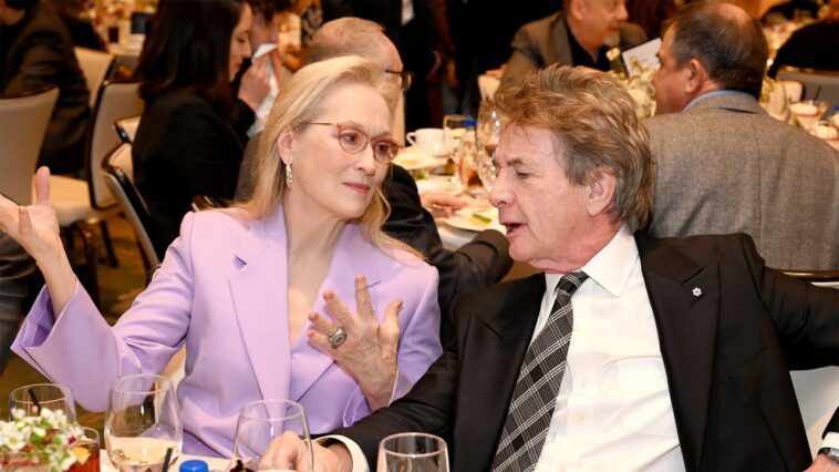 Martin Short et Meryl Streep assistent joyeusement au spectacle de Broadway ensemble Martin Short et Meryl Streep assistent joyeusement au spectacle de Broadway ensemble