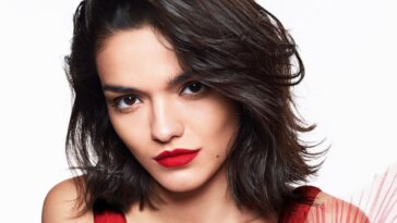 Rachel Zegler sur le rouge à lèvres West Side Story, les pinces papillon Y2K et les cheveux enviables de Gloria Estefan