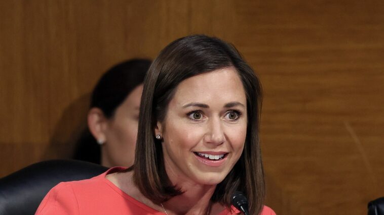 Tommy Tuberville blâme le leadership du GOP pour les mensonges SOTU de Katie Britt et dit qu'elle a néanmoins fait valoir un « bon point »