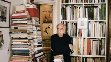Vince Aletti est surtout connu pour ses contributions à la photographie.  Il vit également aux côtés de 10 000 livres et magazines dans son appartement de l'East Village.