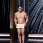 Voici ce que John Cena portait vraiment lors de sa présentation « nue » aux Oscars 2024