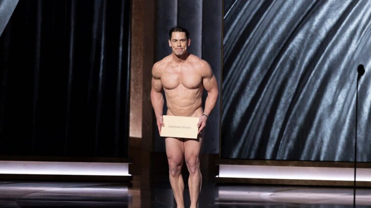 Voici ce que John Cena portait vraiment lors de sa présentation « nue » aux Oscars 2024 Voici ce que John Cena portait vraiment lors de sa présentation « nue » aux Oscars 2024