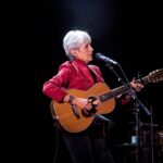 Joan Baez a utilisé sa voix pour l'activisme politique.  Elle ajoute maintenant un tout nouveau chapitre à son héritage