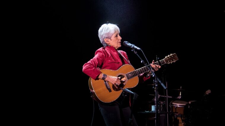 Joan Baez a utilisé sa voix pour l'activisme politique.  Elle ajoute maintenant un tout nouveau chapitre à son héritage