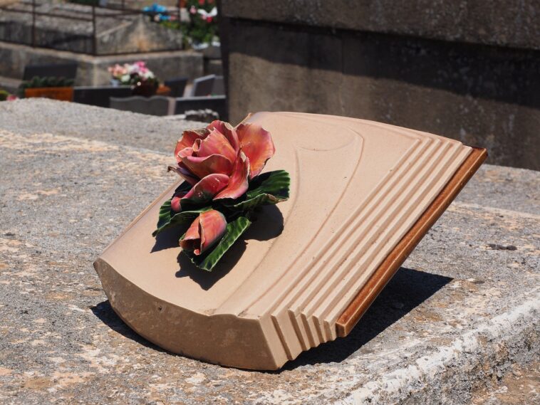 Quelle est l'importance des plaques funéraires sur mesure avec photo du défunt ?
