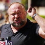 Alex Jones en vacances au « Ritzy » Kauai Resort alors que la procédure de faillite avance