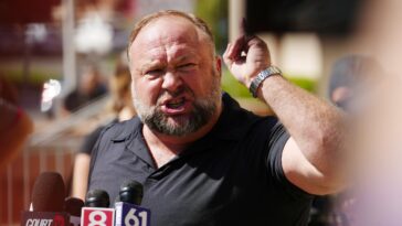 Alex Jones en vacances au « Ritzy » Kauai Resort alors que la procédure de faillite avance