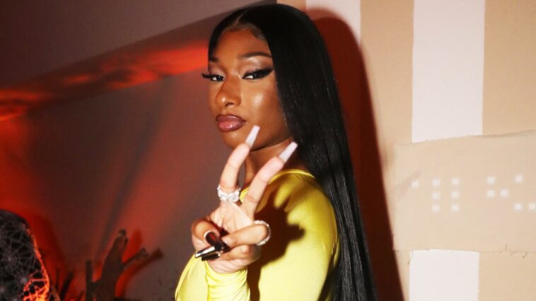 Emilio Garcia, le caméraman de Megan Thee Stallion, porte plainte pour harcèlement et allègue qu'il a été forcé de la regarder avoir des relations sexuelles