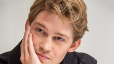 Joe Alwyn, l'ex de Taylor Swift, est « concentré sur le travail »