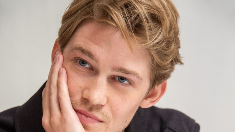 Joe Alwyn, l'ex de Taylor Swift, est « concentré sur le travail »