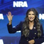 Kristi Noem double sa décision de tuer le chien de la famille et ajoute qu'elle a tué 3 chevaux "il y a quelques semaines"