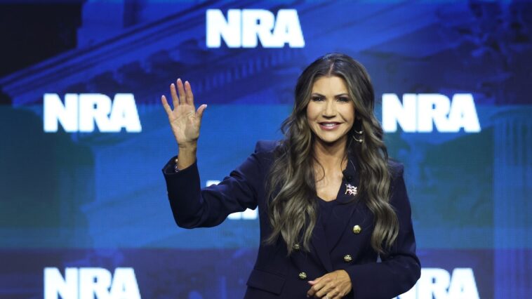 Kristi Noem double sa décision de tuer le chien de la famille et ajoute qu'elle a tué 3 chevaux "il y a quelques semaines" Kristi Noem double sa décision de tuer le chien de la famille et ajoute qu'elle a tué 3 chevaux "il y a quelques semaines"