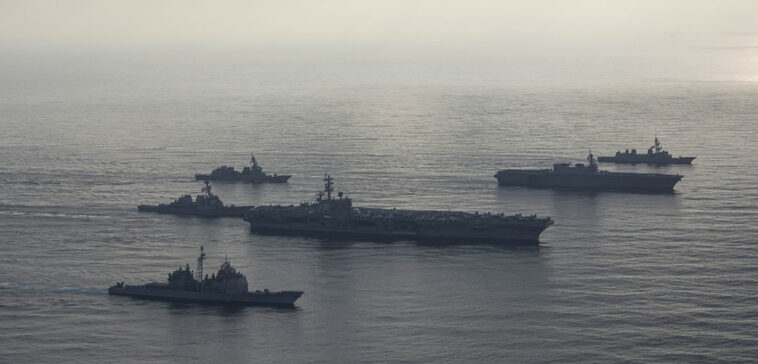 L'activité de coopération maritime (MCA) renforce la coopération navale en mer de Chine méridionale cc Official U.S. Navy Page, modified, https://flickr.com/photos/usnavy/30521540078/in/photolist-ekRYCa-vuTpgb-e7ToV7-Nv5SvC-wa3Hr9-etXxos-2jETFF3-eSAQX4-2hwQ4Fg-SmJmBT-2hs3ytT-McGVwB-Si2oxo-s4iRgc-24RurjT-2muYfhy-VYgeJz-2hq2fnL-2i2teYo-2hvr5ws-229QVm3-2gVirKD-2gViCB8-2mDPtYs-2mEseEu-CTRF68-2jMP8jA-2hvr4Uq-s69VdY-wpm2pw-2gViDpA-hQScff-ekNbsE-dZWyu7-ebW7MR-eaHurh-ebLcwM-24aSiHJ-deGn2N-dU5oyd-tAeSb1-DFaqAm-Dgn5py-wa3Y95-o45PFA-TmYXdd-hQSc9J-o3iUdN-hQSyEX-eRq78H