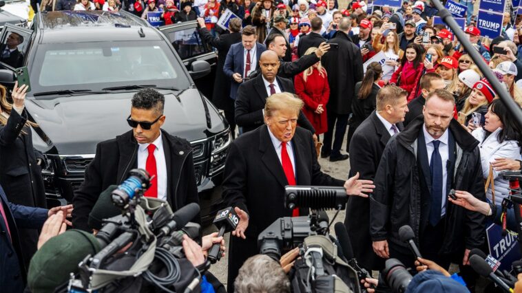 La campagne Trump refuse les accréditations de presse à plusieurs journalistes