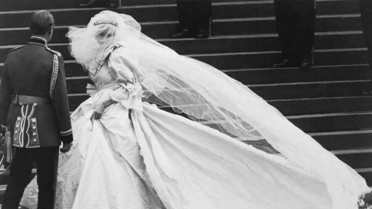 La créatrice de la robe de mariée de la princesse Diana rappelle Bait-and-Switch pour garder sa robe secrète