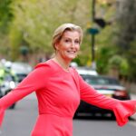 La duchesse Sophie a recréé la couverture emblématique d'Abbey Road des Beatles en se rendant à un gala de charité La duchesse Sophie a recréé la couverture emblématique d'Abbey Road des Beatles en se rendant à un gala de charité