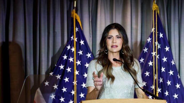 La gouverneure du Dakota du Sud, Kristi Noem, interdite de mettre les pieds sur 7 578,9 milles carrés du Dakota du Sud La gouverneure du Dakota du Sud, Kristi Noem, interdite de mettre les pieds sur 7 578,9 milles carrés du Dakota du Sud