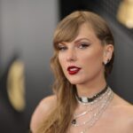 La mère de Taylor Swift a presque opposé son veto à son rouge à lèvres signature