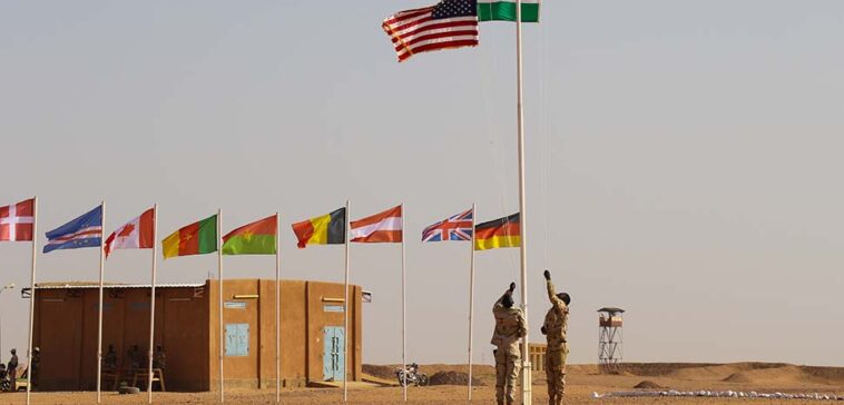 cc US Africa Command, modified, https://flickr.com/photos/africom/40694842964/in/photolist-2634Fmp-DzoqrC-2514H2w-24ZvUWZ-2635Vfe-23ADbY5-25YmSTJ-23jUwH1-23ApooY-JdLDLy-23AprEN-25gj9X1-26hMPUj-2669FND-JdKmPE-23ApoRb-HX3MrY-24X75eq-26hNdn5-JdKQnW-Gr4Cjz-24X5W4u-26mqApR-24X5kdC-253ag8o-23kigc5-23AAppU-24LcCTR-26mqBQg-268hVfF-23ApqVw-26hLxF9-HX3K6f-2jma2bd-HX3LGb-253abjL-23jUwas-HZrvhq-23yvi1U-24LcJTX-268hSPD-26mqvwK-24X6BAA-24LcrbT-26fF6R5-268hPm6-268huuZ-23nrCaE-2epyJUw Nigerien and American flags are raised at the opening ceremony of Flintlock 2018 at Agadez, Niger on 11 April, 2018. Flintlock is U.S. Africa Command