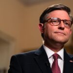 Le jeu de poulet de Mike Johnson