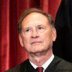 Le juge de la Cour suprême Samuel Alito soutient que les présidents doivent être autorisés à commettre des crimes fédéraux ou que la démocratie sera terminée
