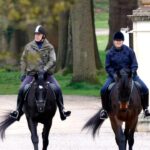 Le prince Andrew apparaît à cheval lors de la première du film dramatisant sa chute de la grâce