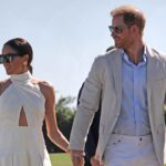 Le prince Harry joue au polo pendant que Meghan Markle et une équipe de tournage de Netflix regardent depuis les coulisses