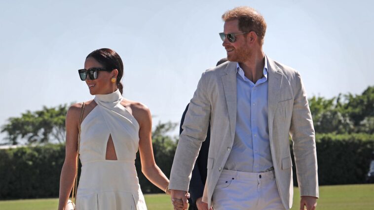 Le prince Harry joue au polo pendant que Meghan Markle et une équipe de tournage de Netflix regardent depuis les coulisses