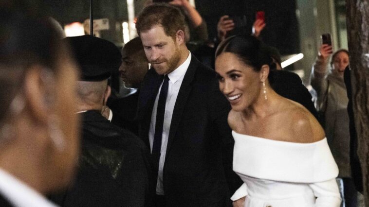 Le prince Harry pose avec Mindy Kaling lors d'une conférence BetterUp à San Francisco