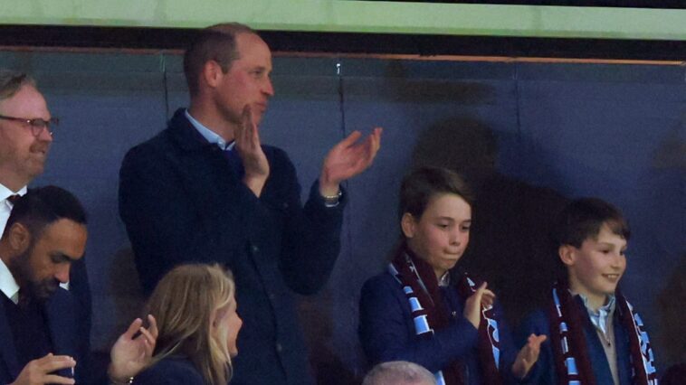 Le prince William et le prince George passent du temps en tête-à-tête lors d'un match de football