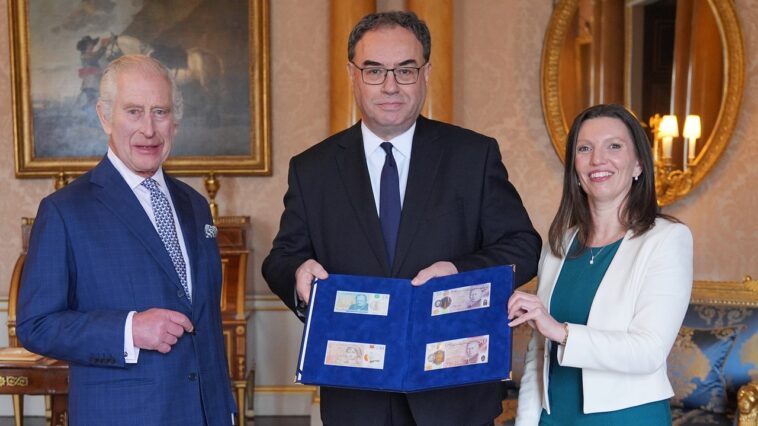 Le roi Charles déclare que les nouveaux billets avec son portrait sont « très élégants »