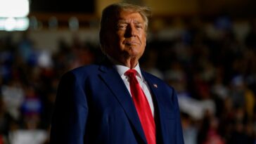 Les démocrates voient le projet de loi du GOP visant à renommer l'aéroport en l'honneur de Trump, et à en faire un pour qu'il donne son nom à une prison fédérale