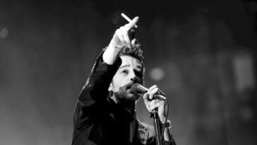 Matty Healy ne semble pas mal en point (ou vraiment pas du tout) après que Taylor Swift ait publié son département des poètes torturés