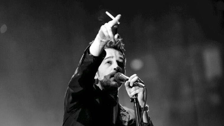 Matty Healy ne semble pas mal en point (ou vraiment pas du tout) après que Taylor Swift ait publié son département des poètes torturés