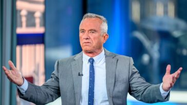 RFK Jr. fait une danse fatiguée vers le 6 janvier