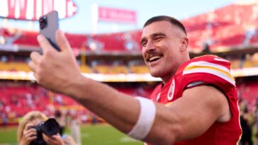 Travis Kelce s’est « toujours senti à l’aise » devant la caméra