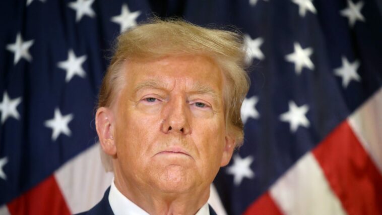 Trump dit qu’il envisage de témoigner au procès de New York et qualifie la sélection du jury de « chance en grande partie »