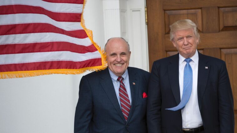 Trump échappe aux accusations criminelles en Arizona (on ne peut pas en dire autant de ses amis)