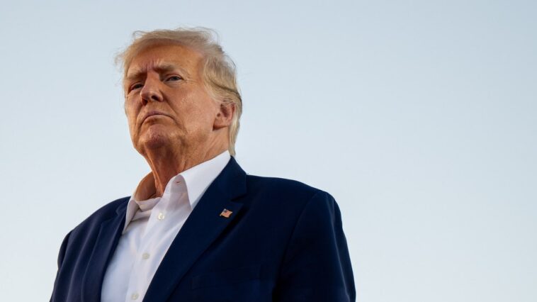 Trump, se comparant à Nelson Mandela, déclare que la prison pour violation de l'ordre de bâillon serait un « grand honneur »