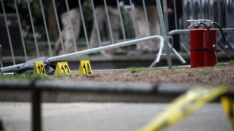 Un homme décède après s’être immolé par le feu en dehors du procès Hush-Money de Trump