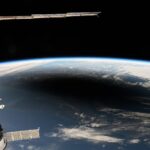 Vues imprenables depuis la Terre et l'espace pendant l'éclipse solaire totale