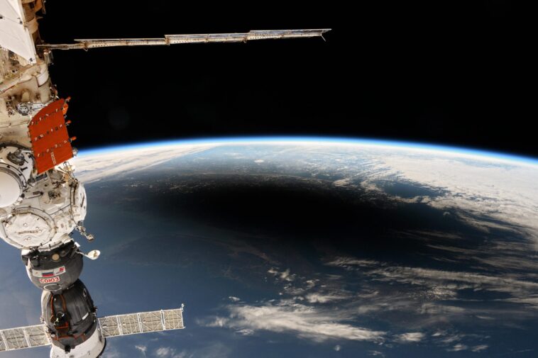 Vues imprenables depuis la Terre et l'espace pendant l'éclipse solaire totale Vues imprenables depuis la Terre et l'espace pendant l'éclipse solaire totale