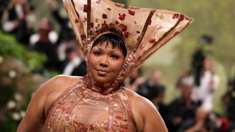 Découvrez l'évolution du look « Vase Dress » de Lizzo au Met Gala 2024