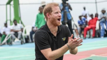 Le prince Harry joue un match de volley-ball contre des soldats nigérians blessés