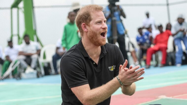 Le prince Harry joue un match de volley-ball contre des soldats nigérians blessés