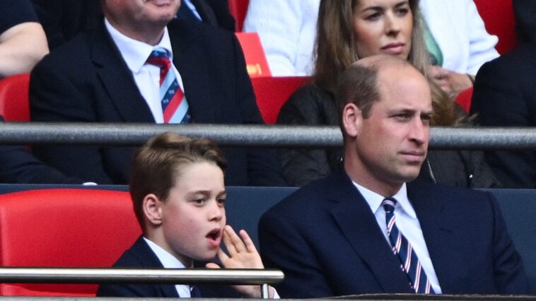 Le prince William et le prince George se dirigent vers le match Manchester City contre Manchester United