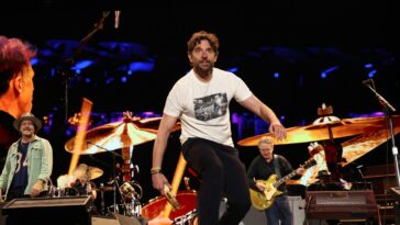 Bradley Cooper rejoint Pearl Jam sur scène dans Real Life Star is Born Moment
