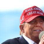 Donald Trump, un Adonis dans son esprit, déclare que le sénateur démocrate Jon Tester « a l’air enceinte »