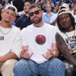 Jason Kelce déchire le style de Travis Kelce sur le terrain avec Taylor Swift Cat Joke